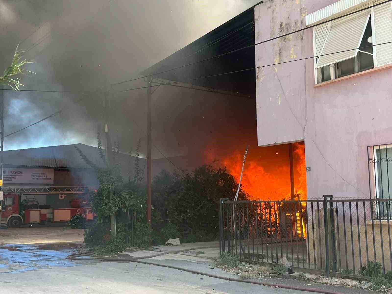 Antalya’da ev ve depo yangını