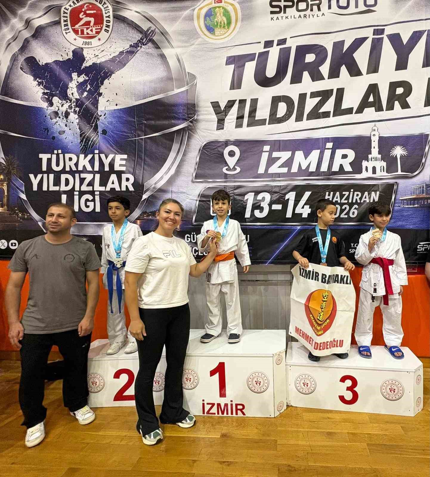 Aliağalı karateciler Ege Ligi’nden 12 madalya ile döndü