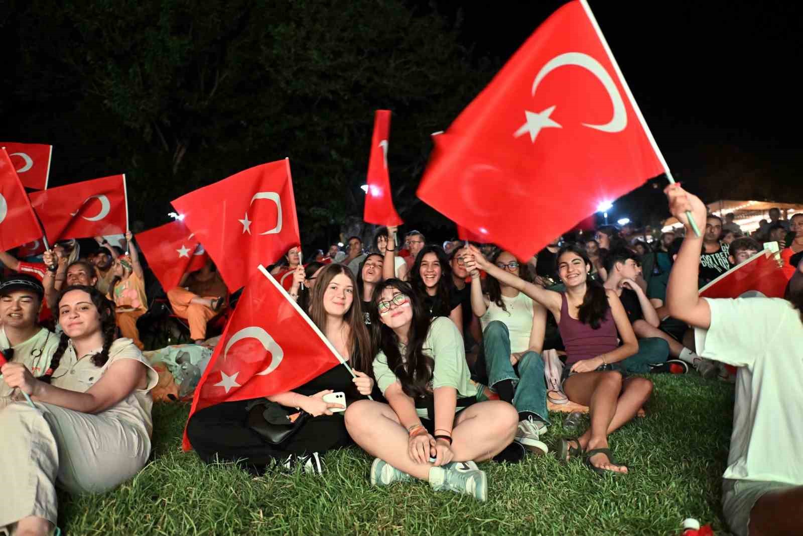 Muratpaşa’da milli heyecan Deniz Yüzü Kafe’de