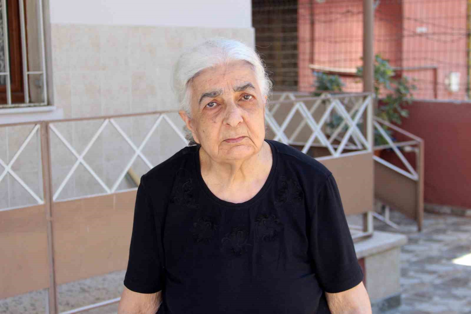 Mahallelinin toz isyanı: Yapılmayan yola halı serdiler