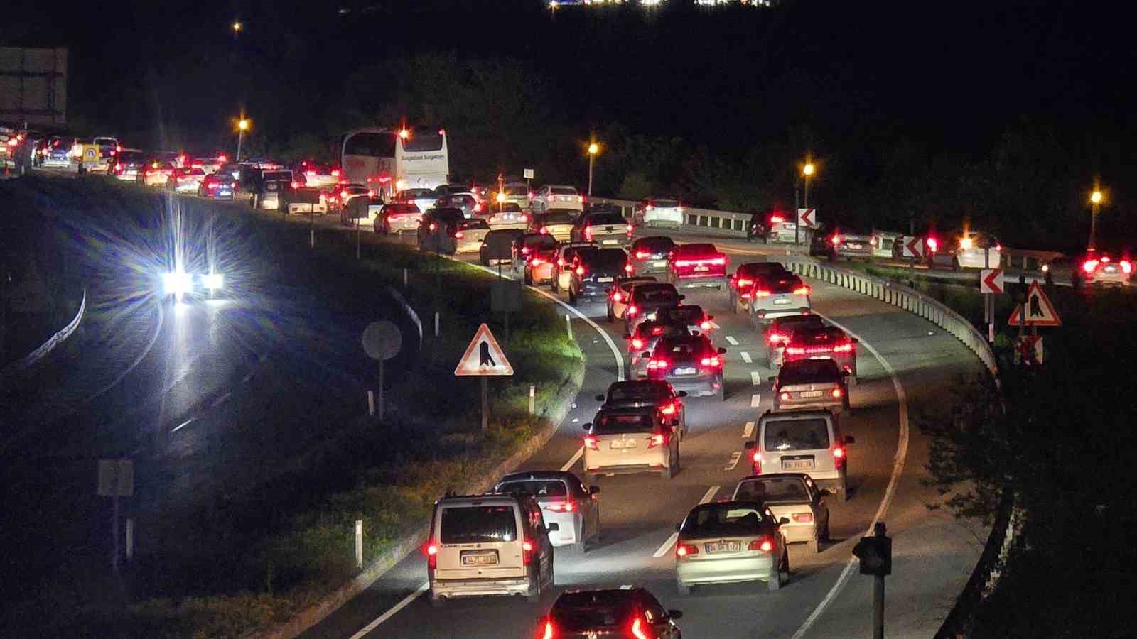 Kemikli rampalarında bayram dönüşü yoğunluğu gece de sürdü