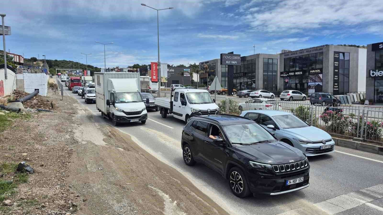 Bodrum&rsquo;a 24 saatte 20 bin ara&ccedil; giriş yaptı