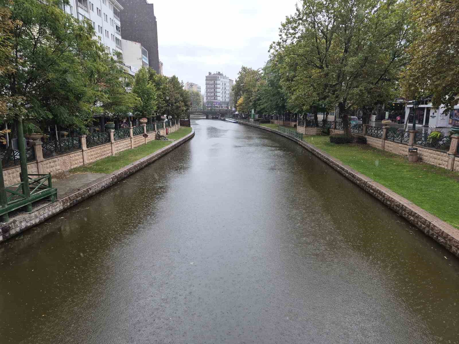 Eskişehir’de sağanak yağış etkili oldu