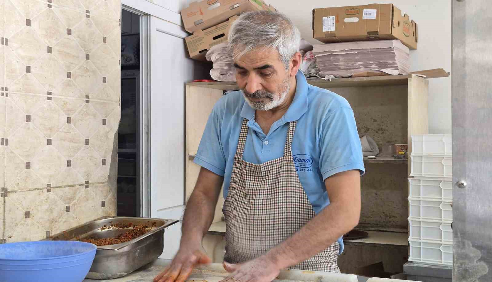 Adıyaman&rsquo;da 400 derecelik fırının başında ekmek mesaisi
