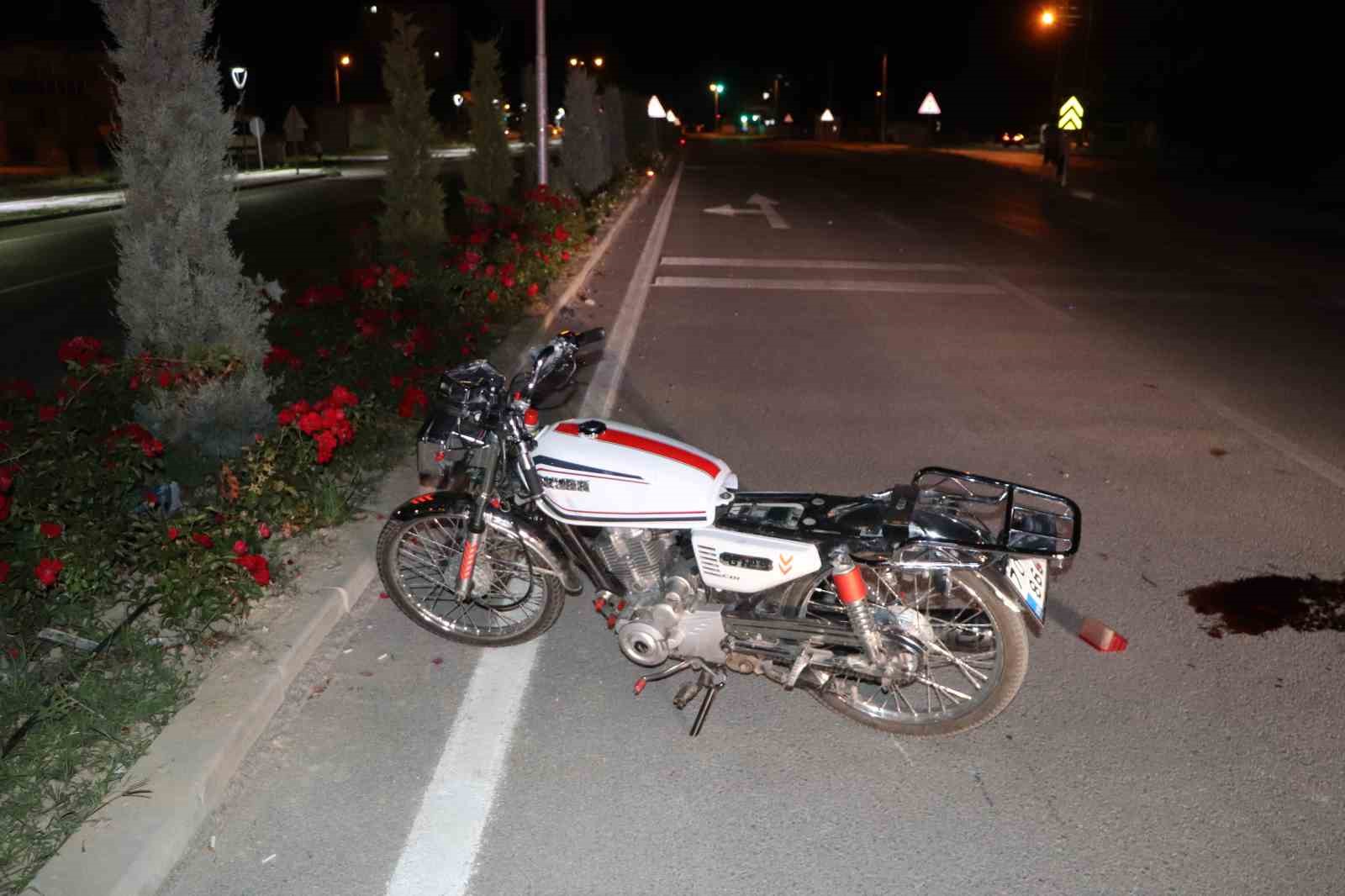 Otomobile &ccedil;arpan motosikletin s&uuml;r&uuml;c&uuml;s&uuml; ağır yaralandı: Kaza kameraya yansıdı
