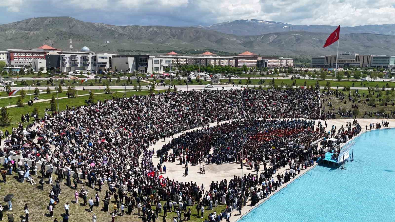 EBYÜ’de 3 bin 150 öğrenci mezuniyet sevinci yaşadı