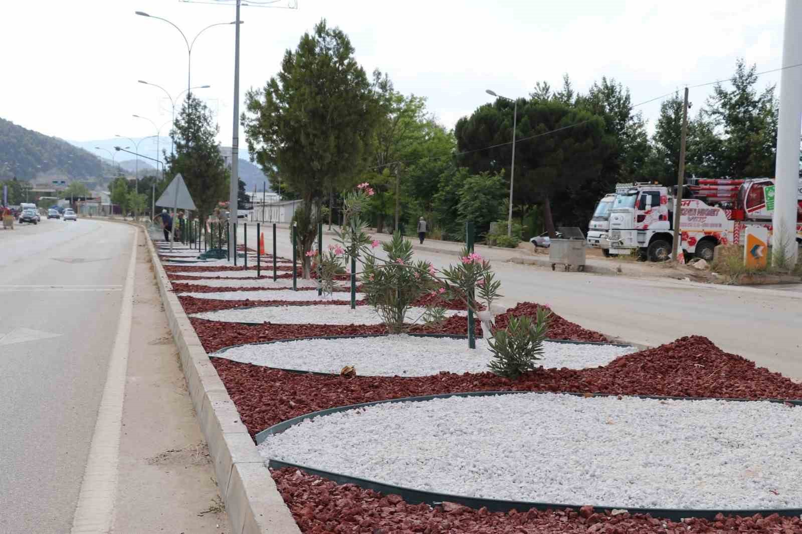 Yaya g&uuml;venliği i&ccedil;in orta ref&uuml;jlere demir &ccedil;it