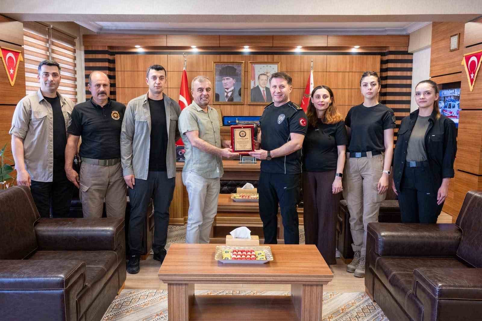 Bilecik’te emekli olan polis memuru Taner’e plaket takdim edildi