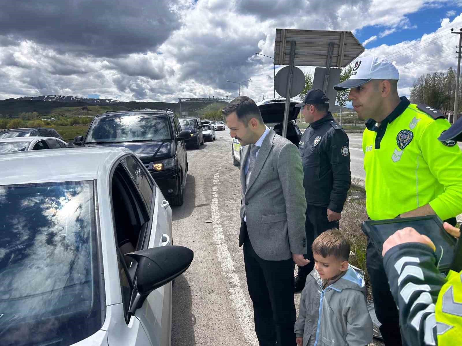 Kaymakam Emre Oğuztürk trafik denetimine katıldı