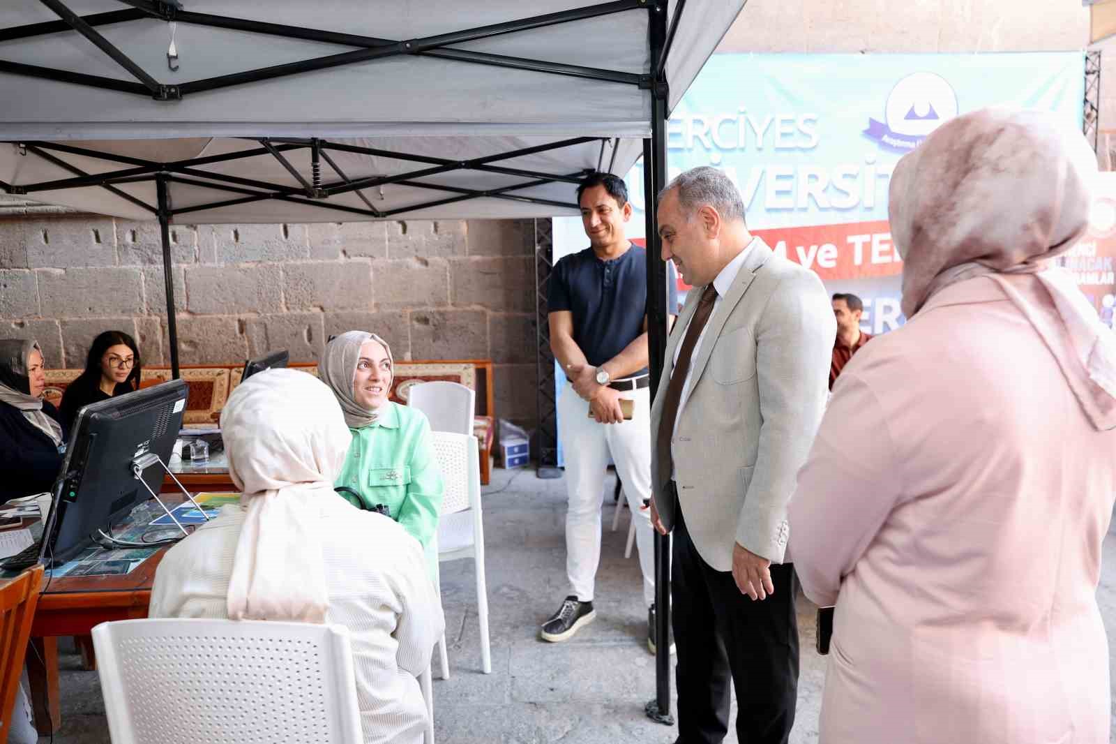 Rekt&ouml;r Prof. Dr. Fatih Altun, tercih danışmanlığı standında &ouml;ğrenciler ile buluştu