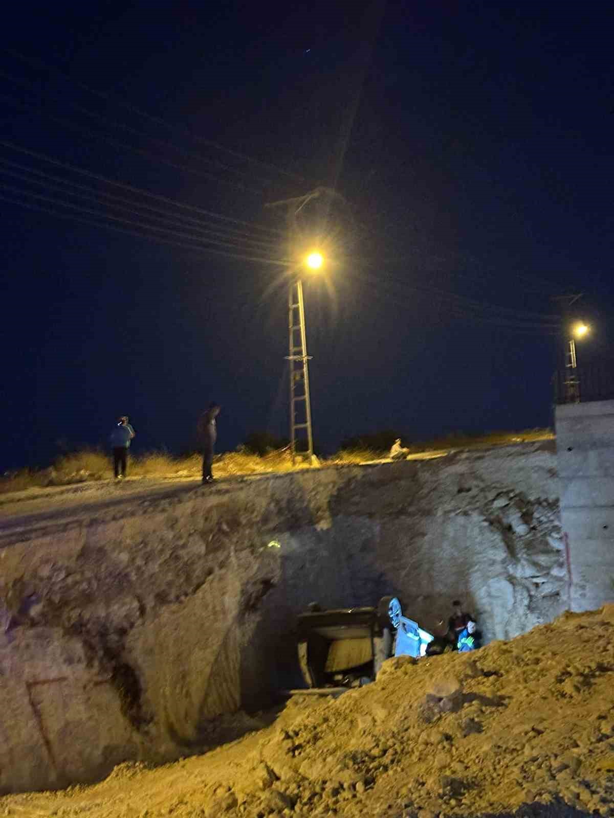 Yol &ccedil;alışma alandaki &ccedil;ukura d&uuml;şen otomobildeki 3 kişi yaralandı