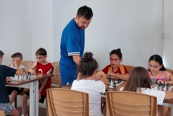 Efeler’de yaz tatili satrançla renkleniyor