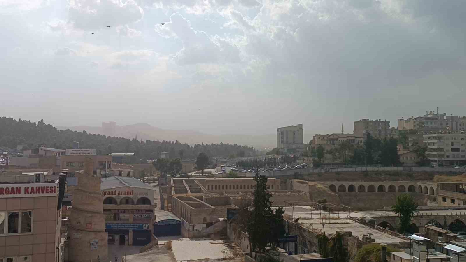 Toz bulutu ve r&uuml;zgar Şanlıurfa&rsquo;yı etkisi altına aldı