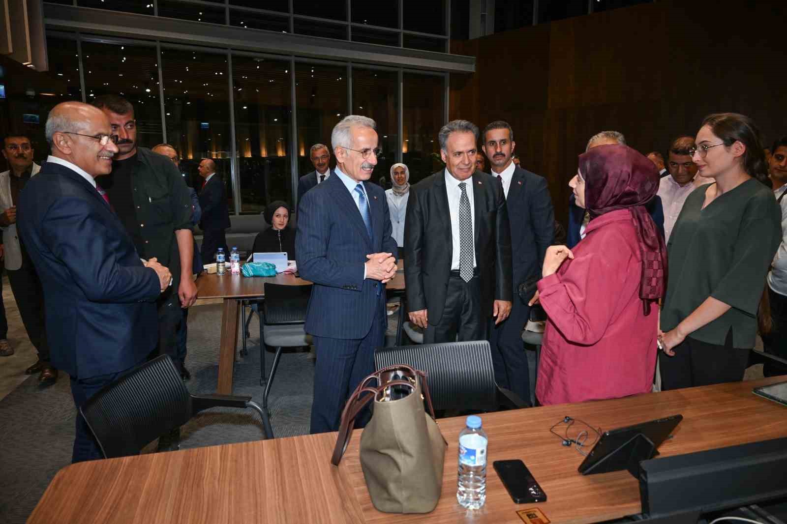 Bakan Abdulkadir Uraloğlu’ndan Büyükşehir Belediyesi’ne ziyaret