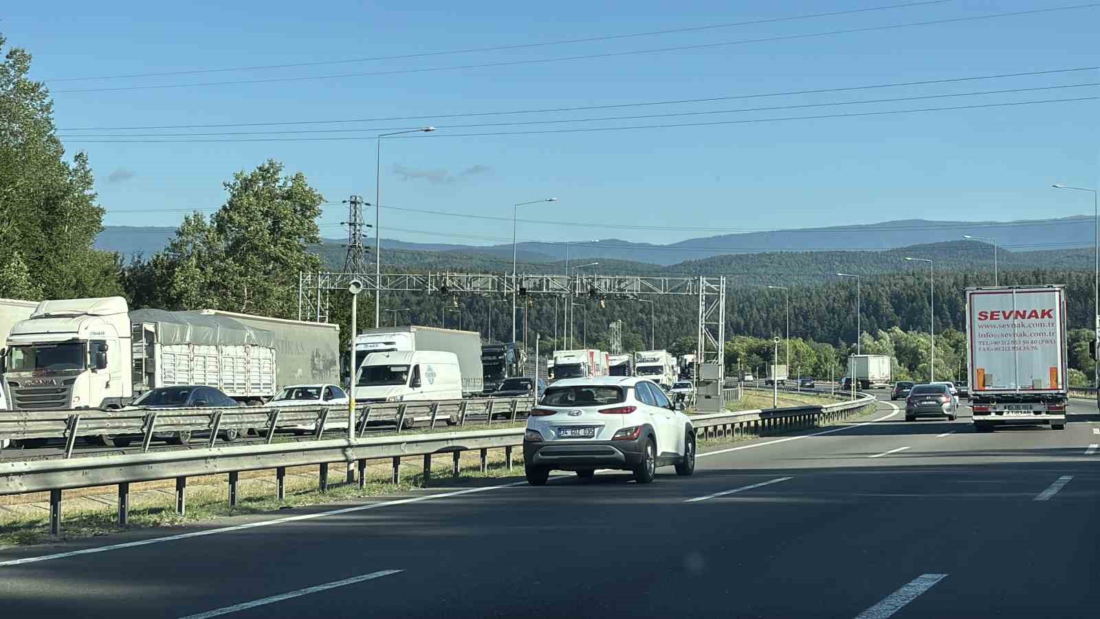 Bolu Dağı Tüneli girişinde otomobil bariyerden bariyere savruldu: 2 yaralı