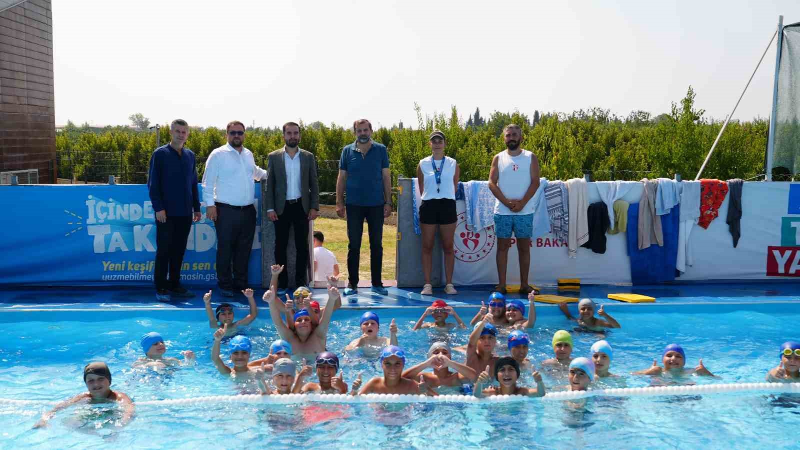 G&uuml;rsulu &ccedil;ocuklara &uuml;cretsiz y&uuml;zme kursu