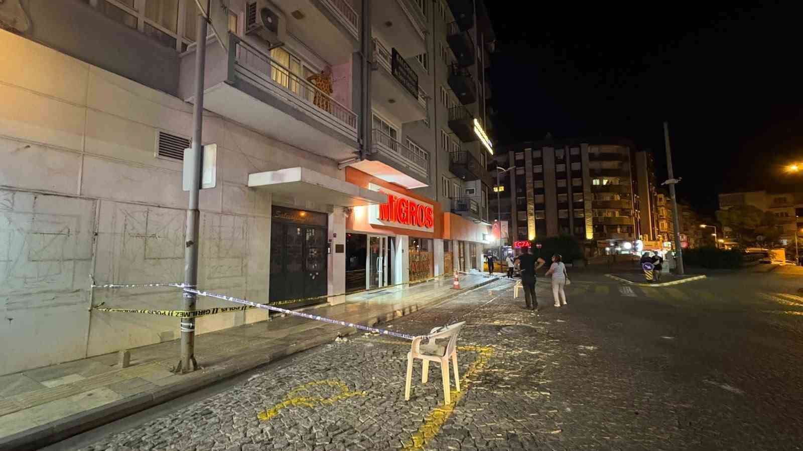 Çatıdan kopan beton parçaları korkuttu