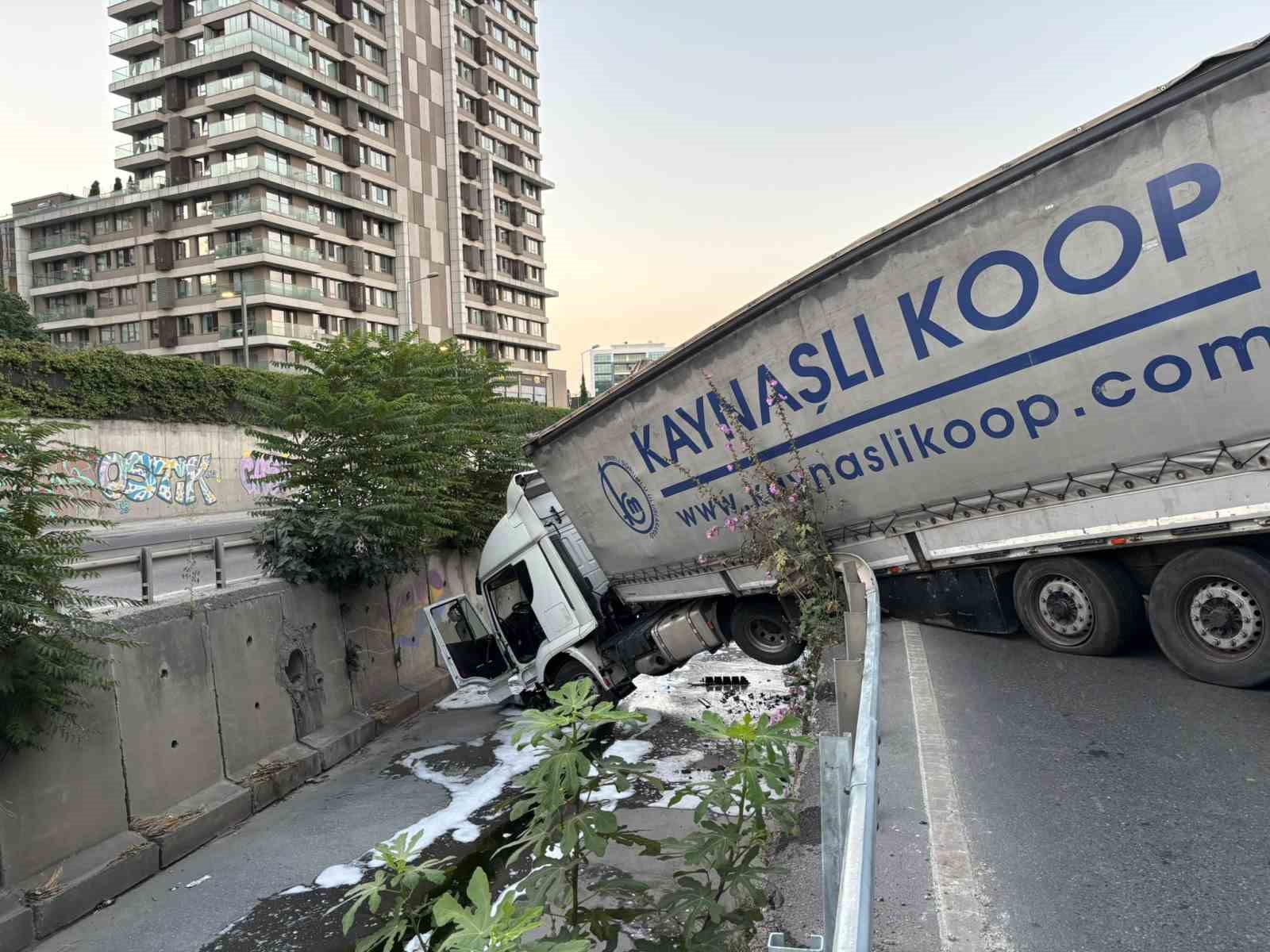 Esenler&rsquo;de tır yol kenarındaki dereye u&ccedil;tu: 1 yaralı