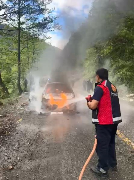 Artvin&rsquo;de seyir halindeki otomobil alev alev yandı