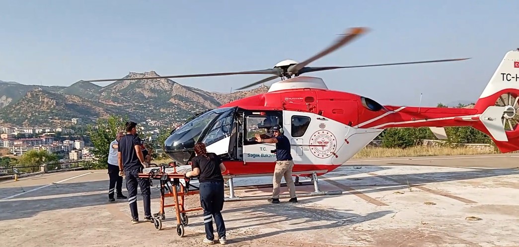 Ayağı kırılan kadın helikopterle hastaneye kaldırıldı