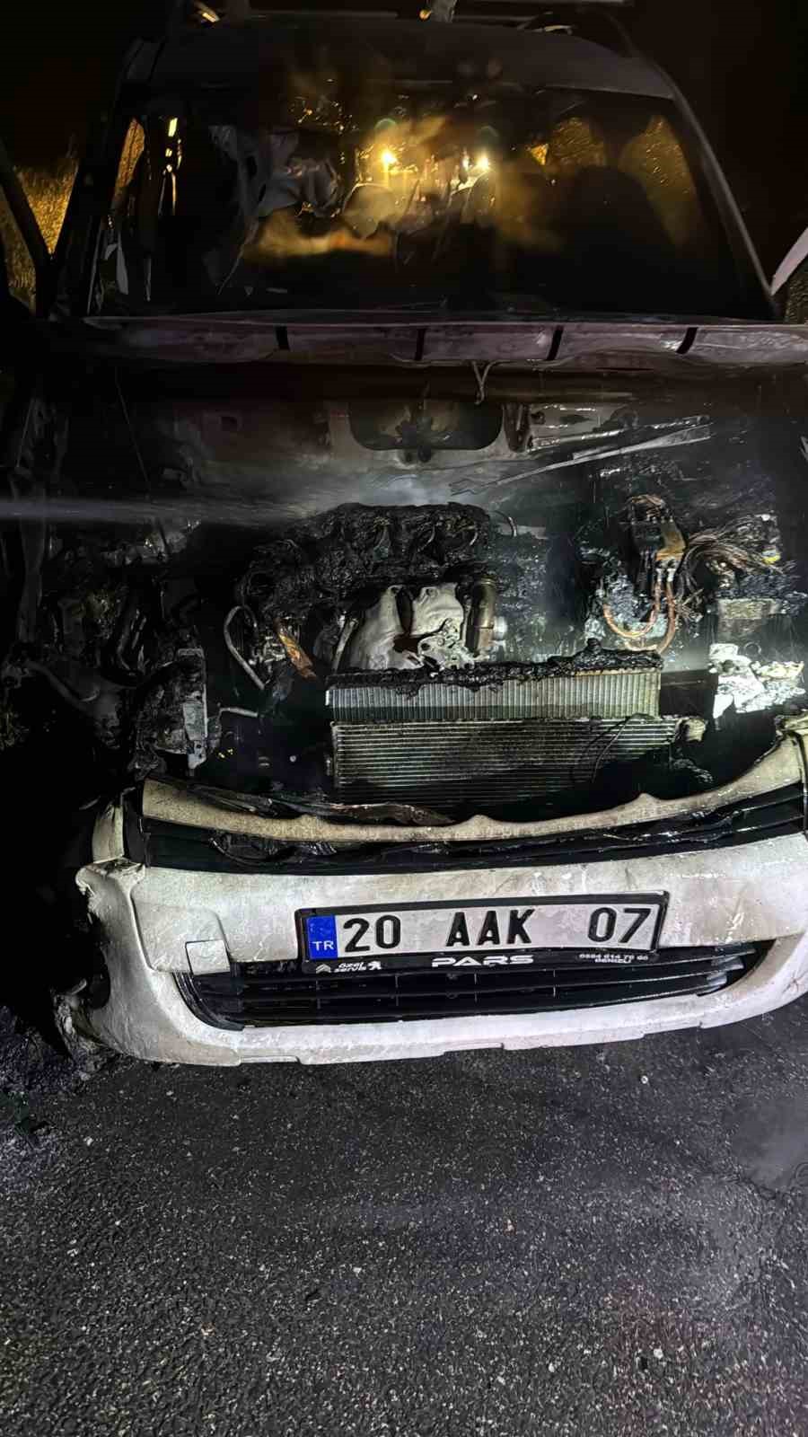 Osmaniye’de bir ticari araç seyir halindeyken yandı