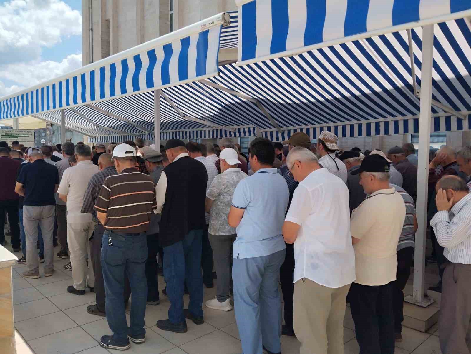 Samsun’da evinde ölü halde bulunan genç kız toprağa verildi
