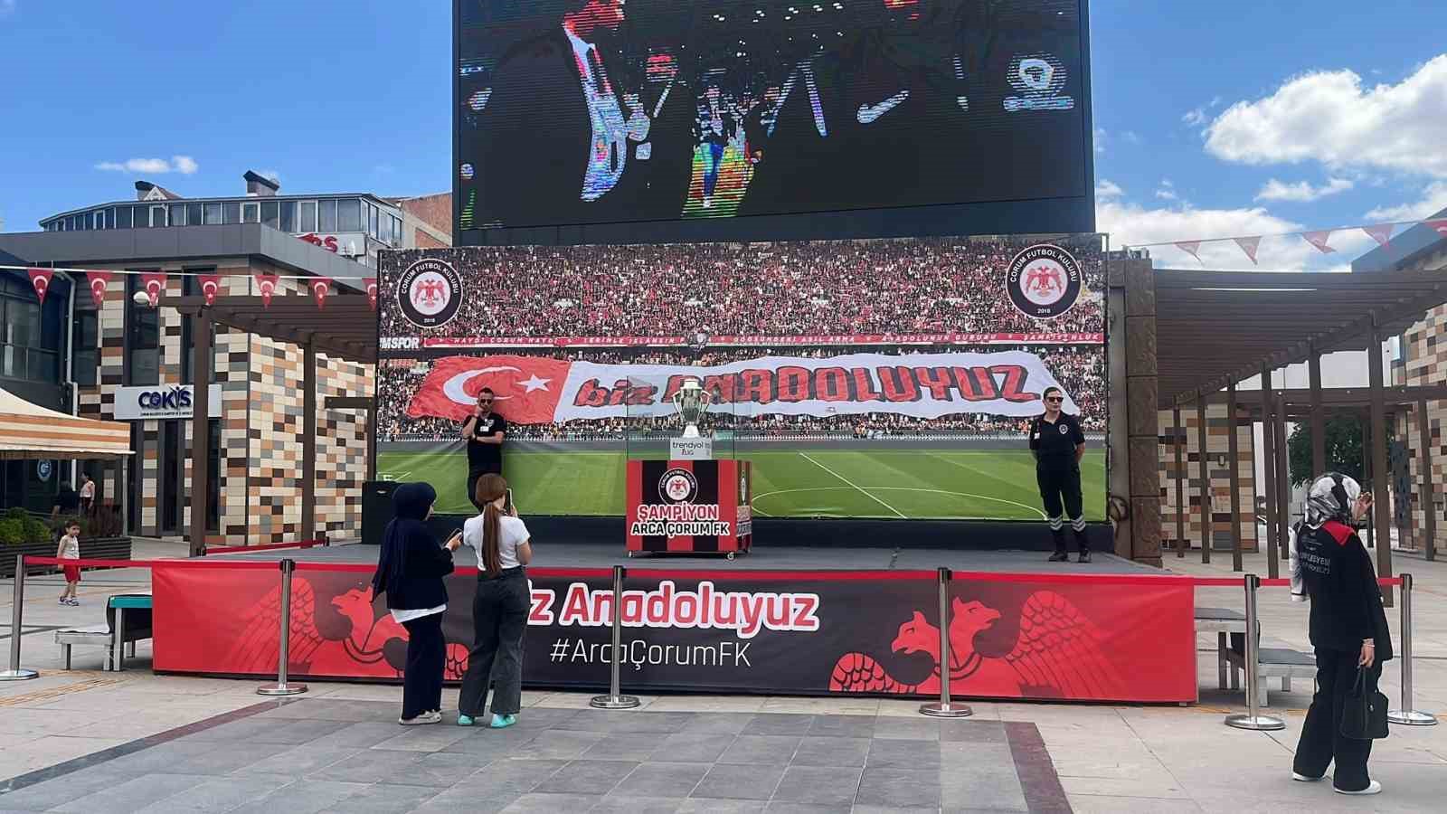 Çorum FK taraftarları şampiyonluk kupasıyla buluştu