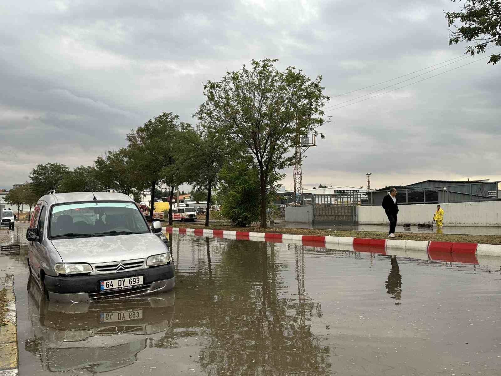 Uşak&rsquo;ta sağanak yolları g&ouml;le &ccedil;evirdi