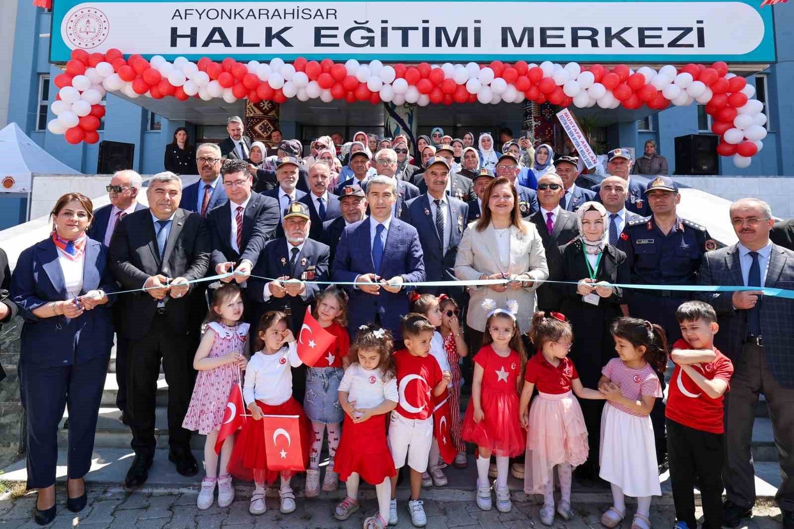 Halk Eğitim Merkezi M&uuml;d&uuml;rl&uuml;ğ&uuml;nde yıl sonu sergisi a&ccedil;ıldı