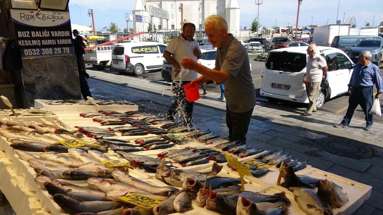 Balık&ccedil;ılar "Vira Bismillah" dedi, tezgahlar palamutla doldu