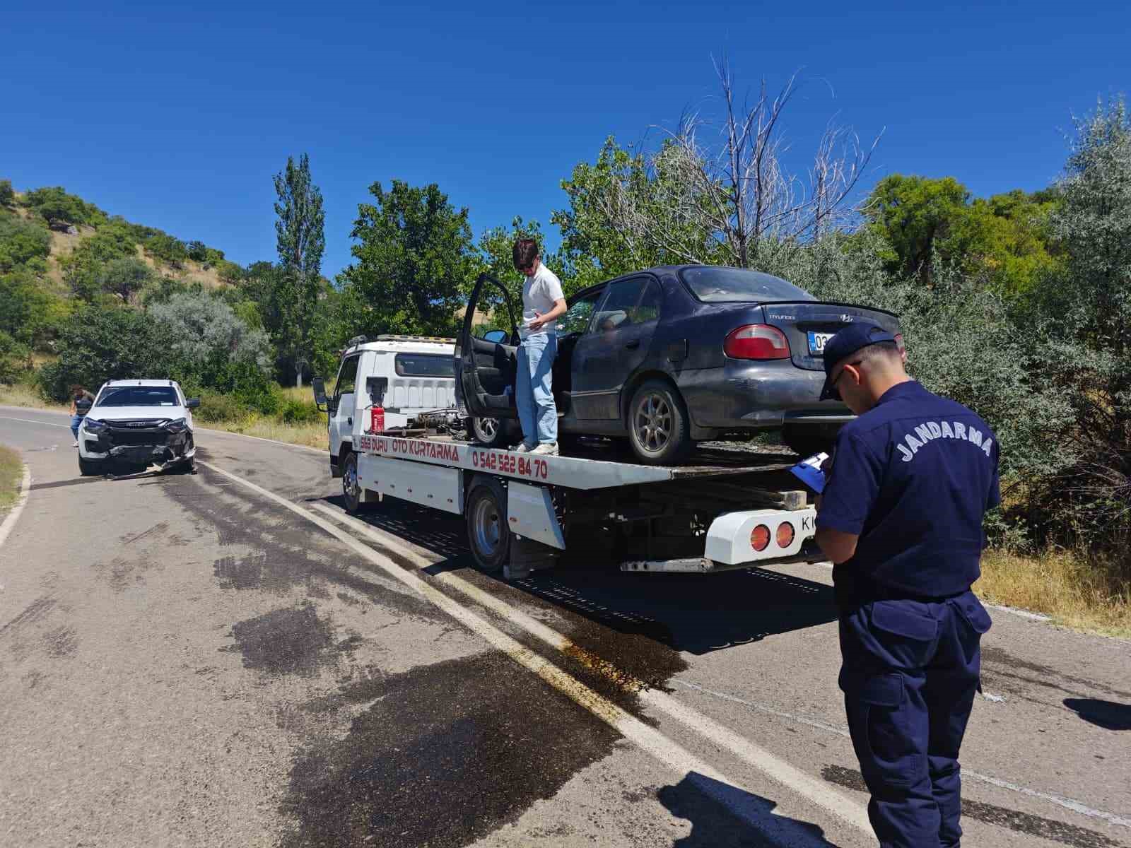 Yalva&ccedil;&rsquo;ta otomobiller kafa kafaya &ccedil;arpıştı: 1 yaralı