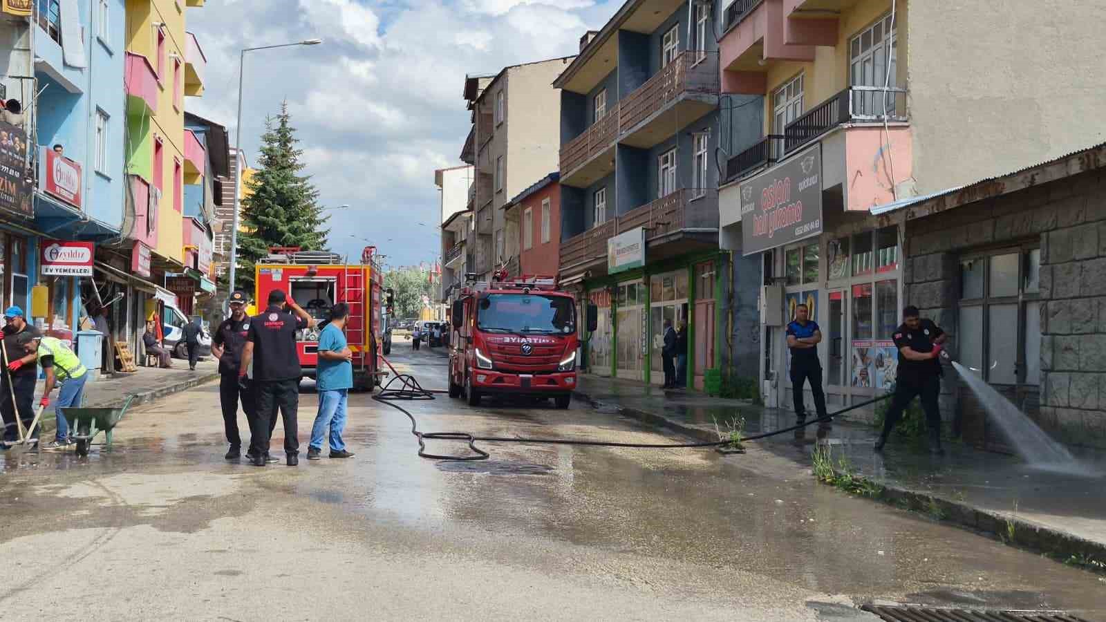 Sarıkamış’ta cadde ve kaldırımlar tazyikli suyla yıkanıyor