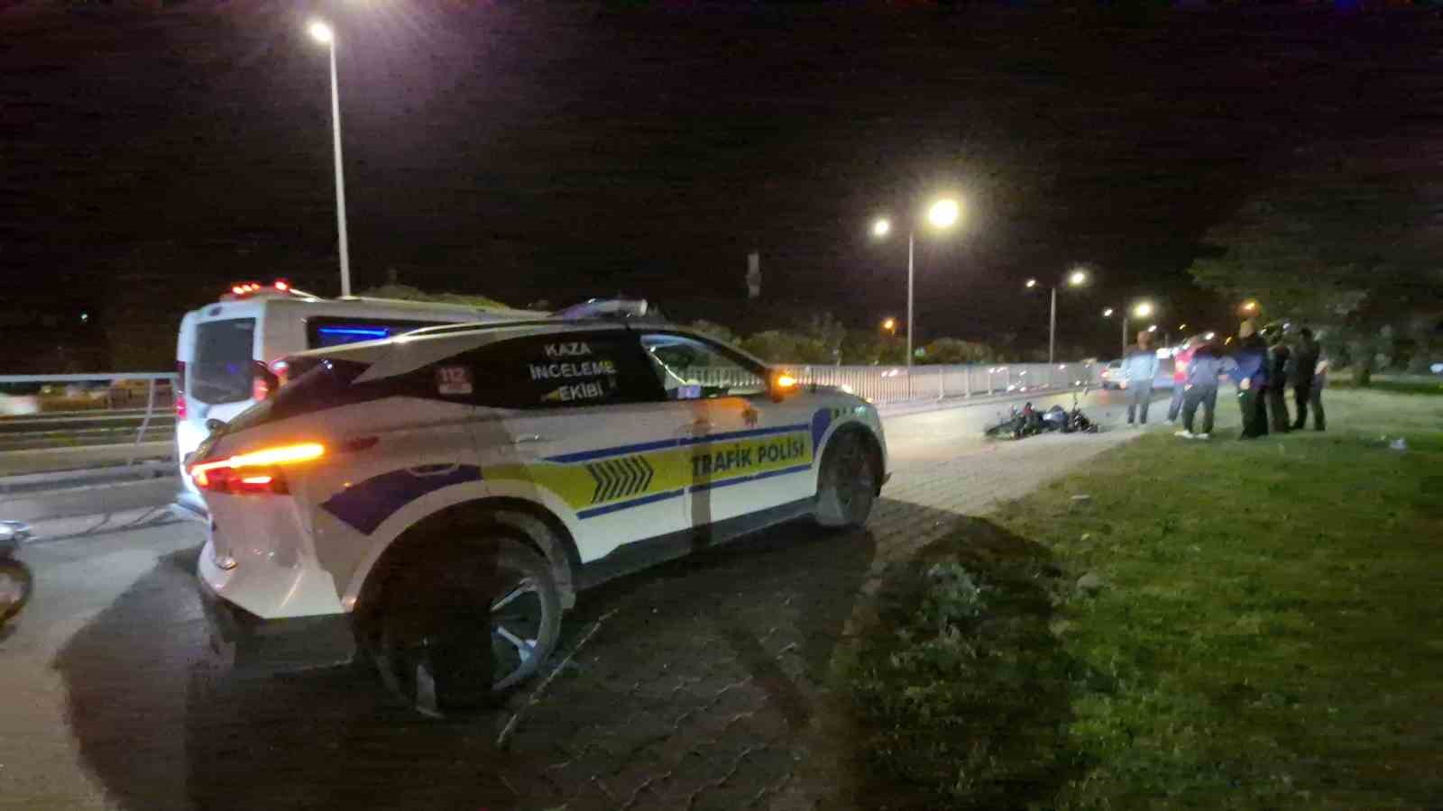Ehliyetsiz sürücünün kullandığı motosiklet kaldırıma çarptı: 1 yaralı