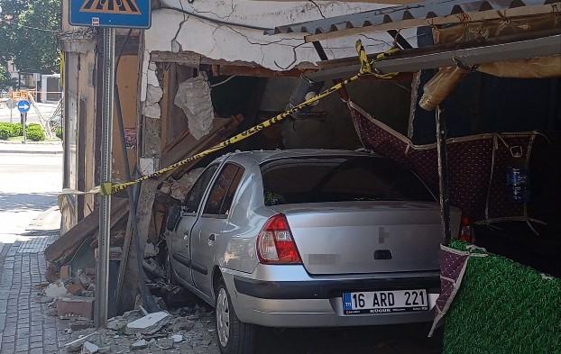 Bursa&rsquo;da freni boşalan otomobil eve girdi