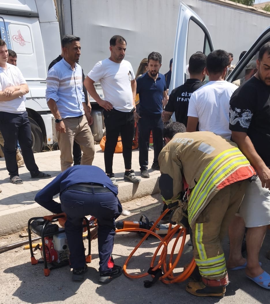 Cizre&rsquo;de kamyonet ile dolmuş &ccedil;arpıştı: 1&rsquo;i &ccedil;ocuk 4 yaralı