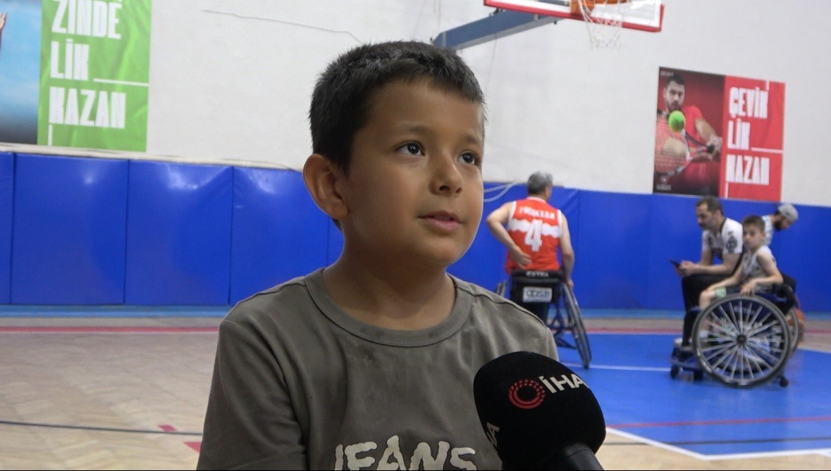Osmaniye’de tecrübeli basketbolcular, geleceğin yıldızlarına yol gösteriyor