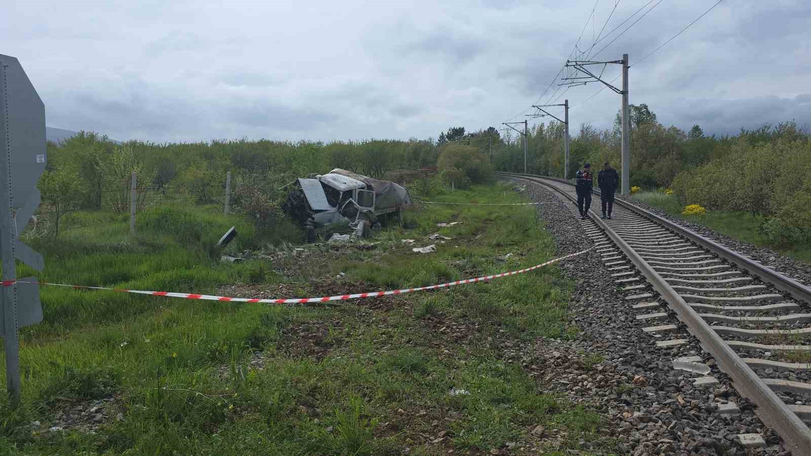 Hemzemin geçitte korkutan kaza: Yolcu treni kamyonete çarptı, 4 yaralı