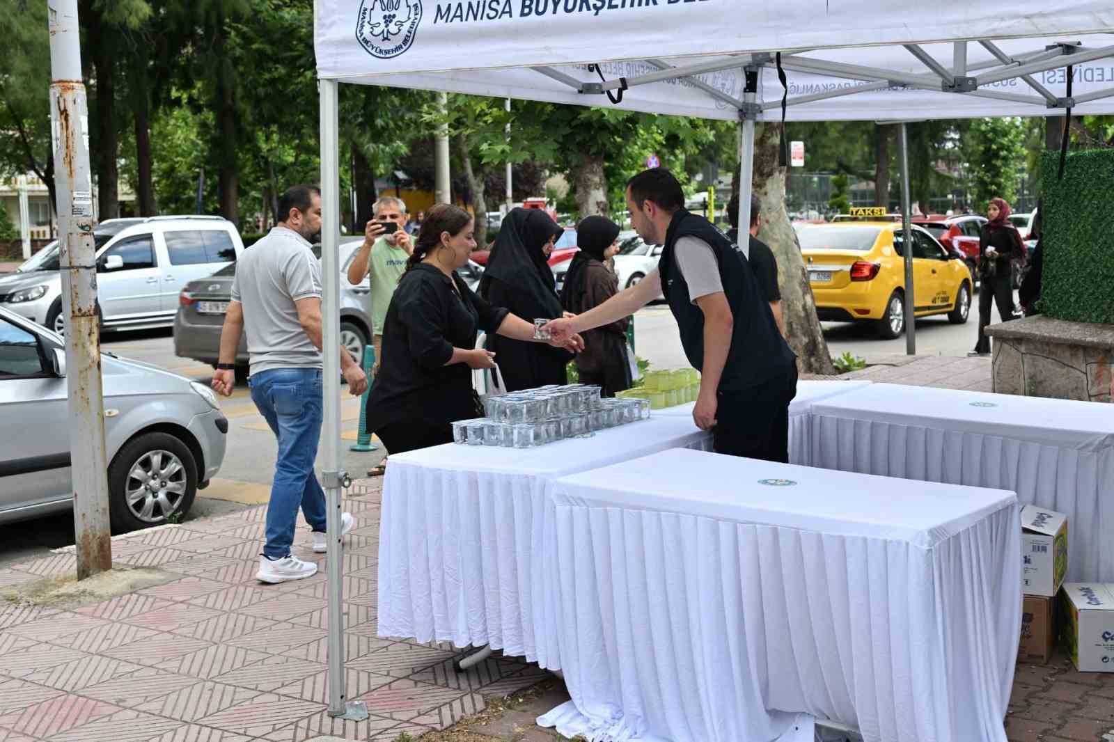 Manisa Büyükşehir’den YKS adaylarına su ve limonata ikramı
