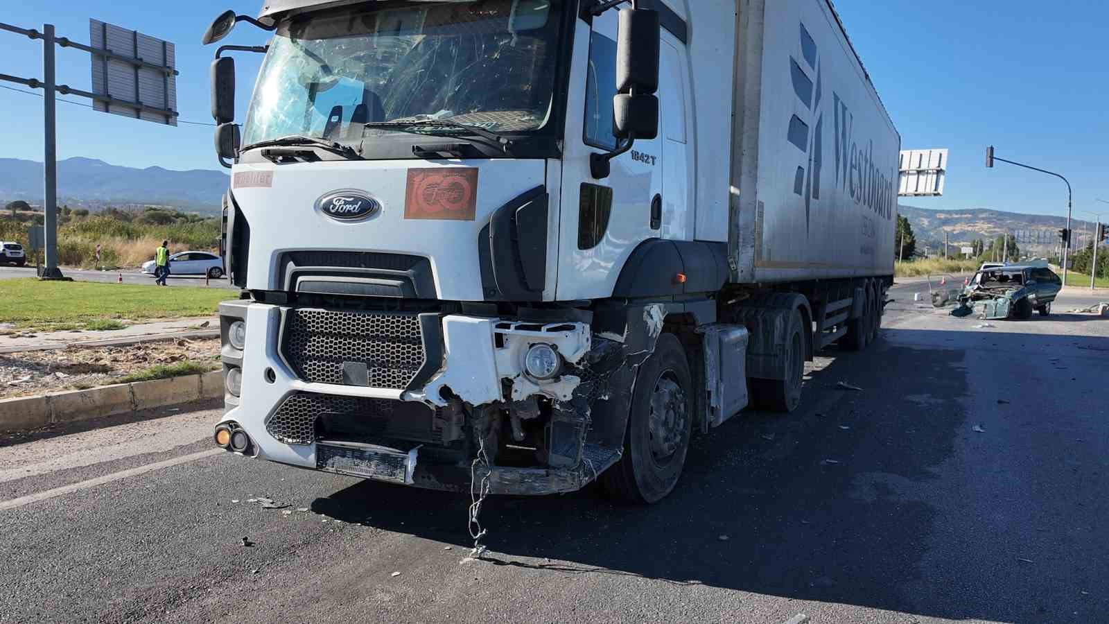 Gediz’de tır ile otomobilin karıştığı trafik kazasında 2 kişi yaralandı