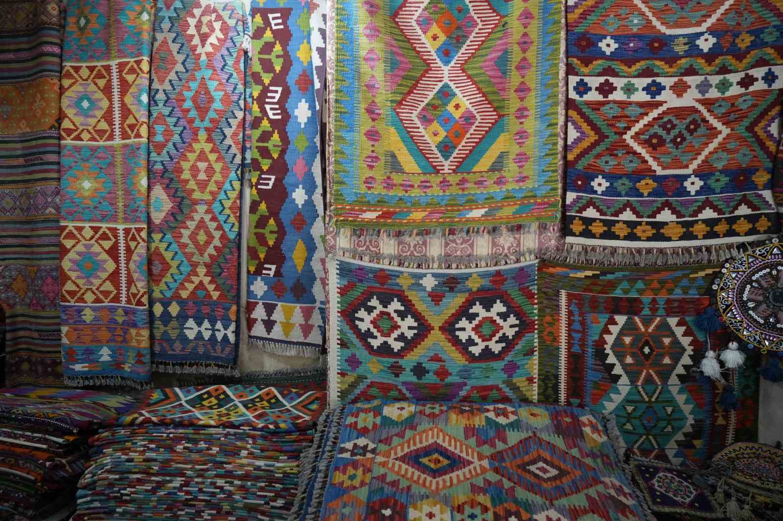Yörük köylerinden topladığı halı ve kilimleri satarak geçmişi geleceğe taşıyor