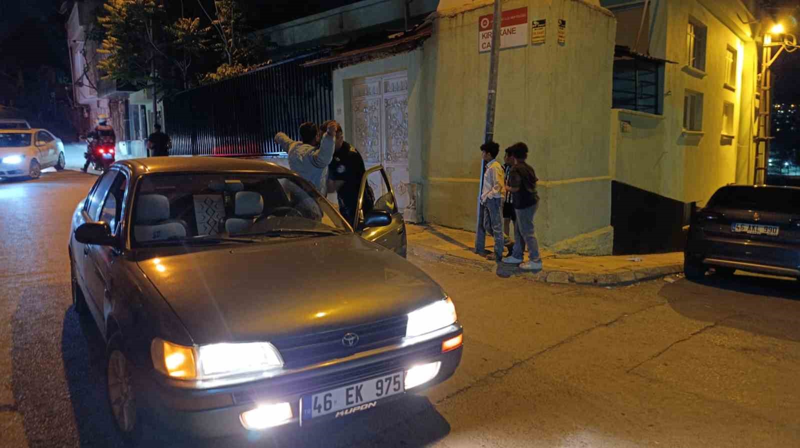 Sokak ortasında rastgele ateş açtı, 2 kişiyi yaraladı