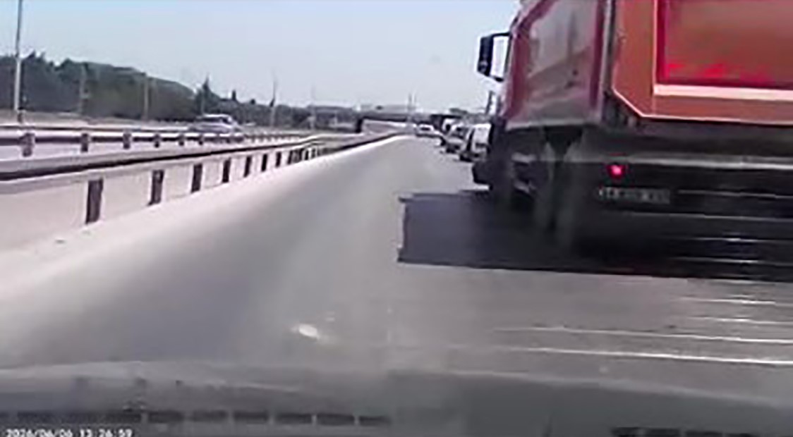 Kamyon otomobili önüne alıp metrelerce sürükledi: O anlar araç kamerasına yansıdı