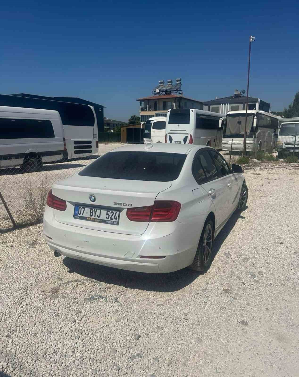 Kontrolsüz şekilde tali yola dönen otomobile arkadan gelen motosiklet çarptı