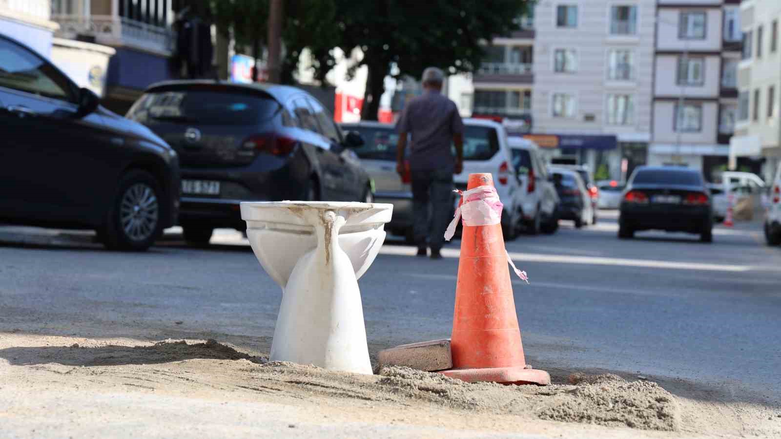 Kanalizasyon kapağındaki ’klozetli önlem’ şaşırttı