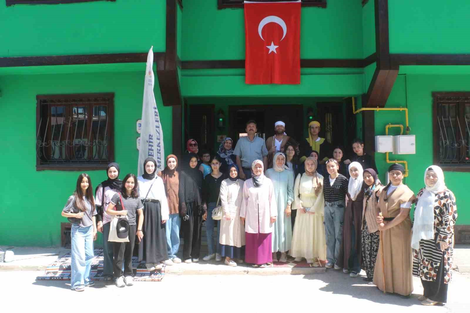 Yunus Emre’nin hayatı açık havada tiyatro oyunuyla sahnelendi
