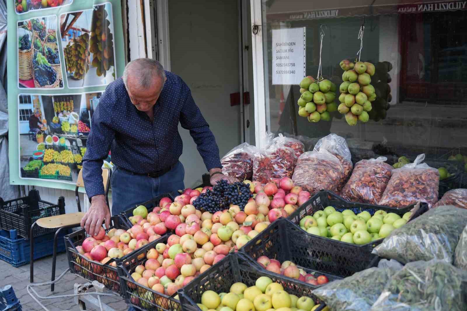 Muş&rsquo;un &uuml;nl&uuml; bağlarında yetiştirilen g&uuml;z meyveleri tezg&acirc;htaki yerini aldı