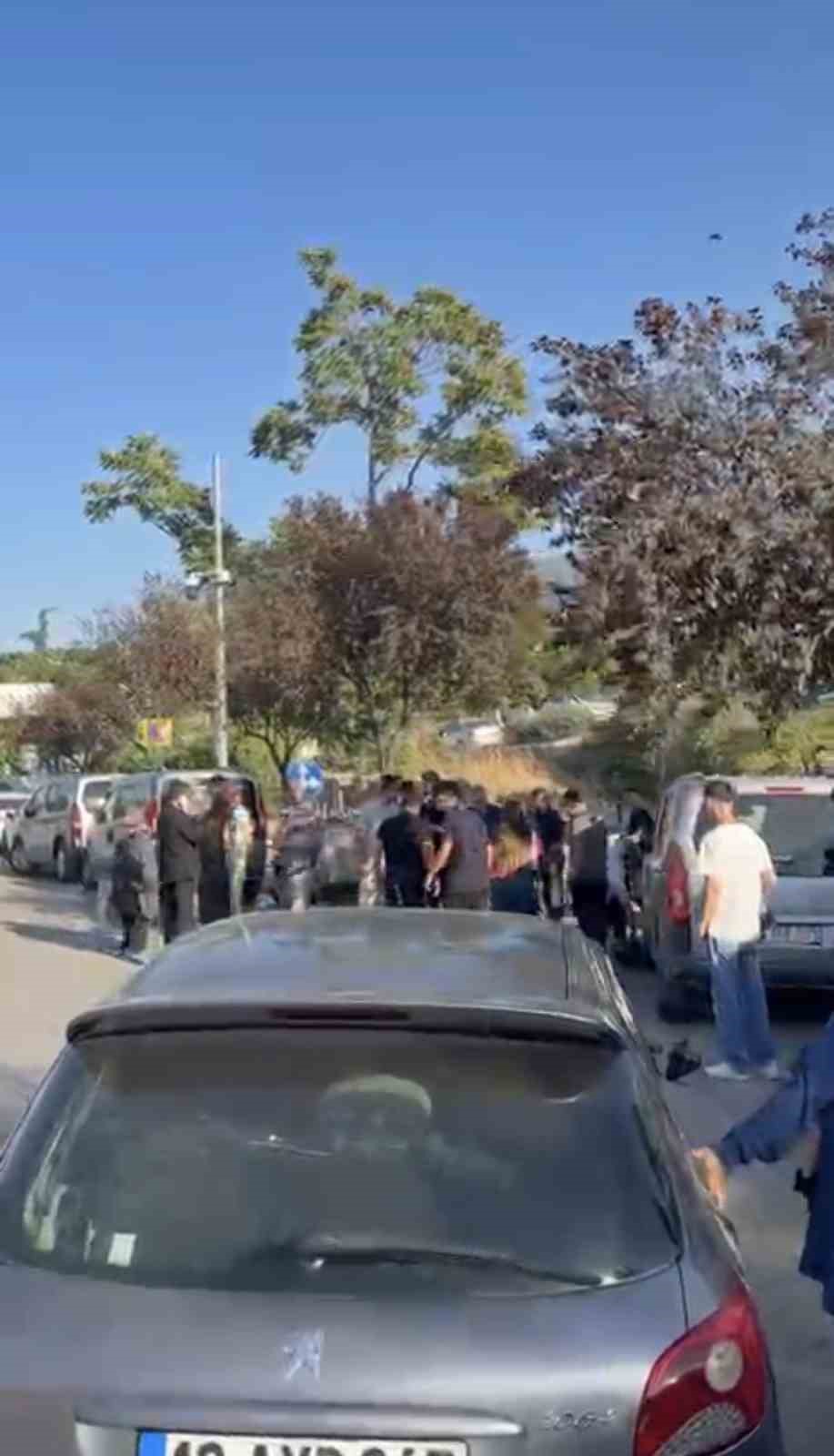 Araca &ccedil;arpmamak i&ccedil;in manevra yapan motosikletteki 2 gen&ccedil; yaralandı
