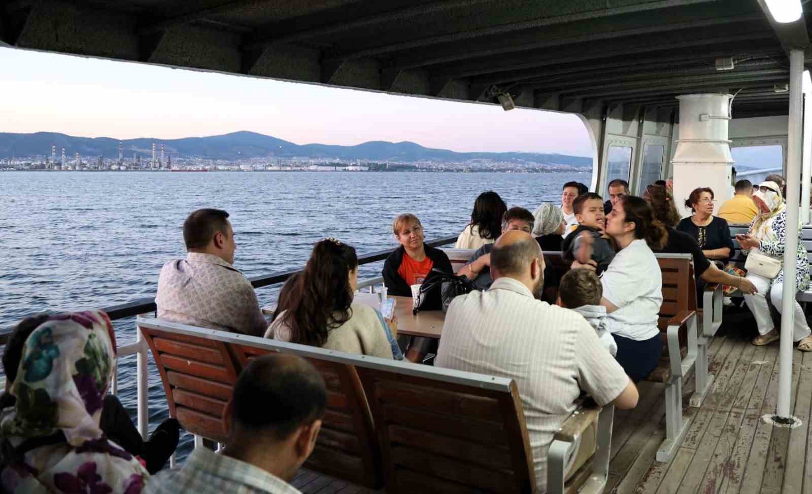 İzmit K&ouml;rfezi&rsquo;nde vapur keyfi
