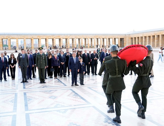 Galatasaray Başkanı Dursun &Ouml;zbek, kurullarıyla birlikte Anıtkabir&rsquo;i ziyaret etti