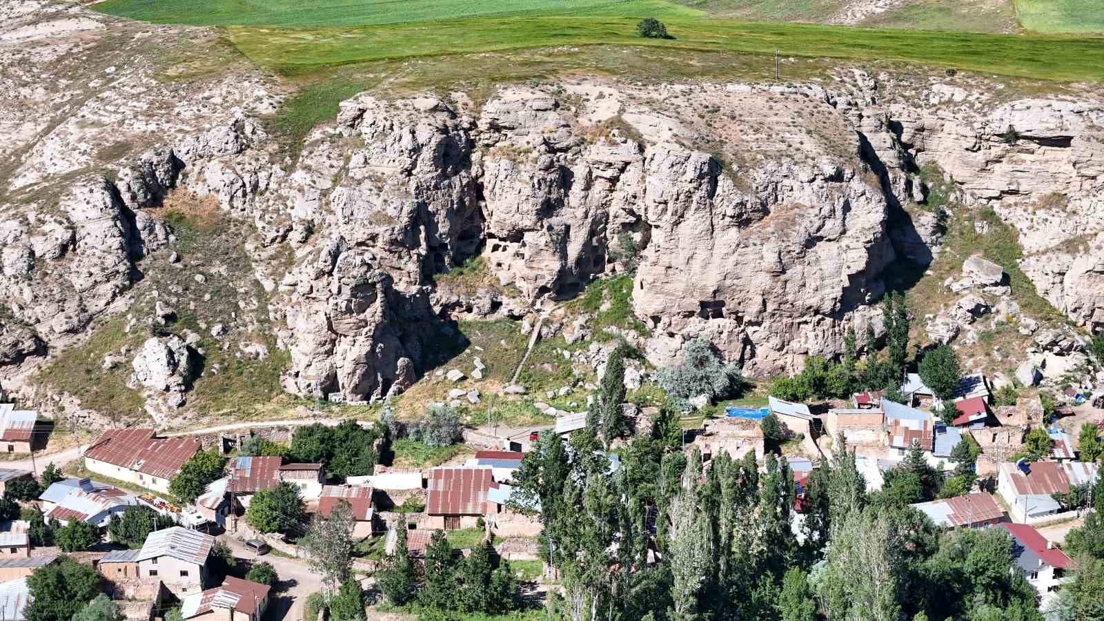 G&ouml;r&uuml;nt&uuml;s&uuml;yle dikkat &ccedil;eken 3 bin yıllık apartman ilgi bekliyor